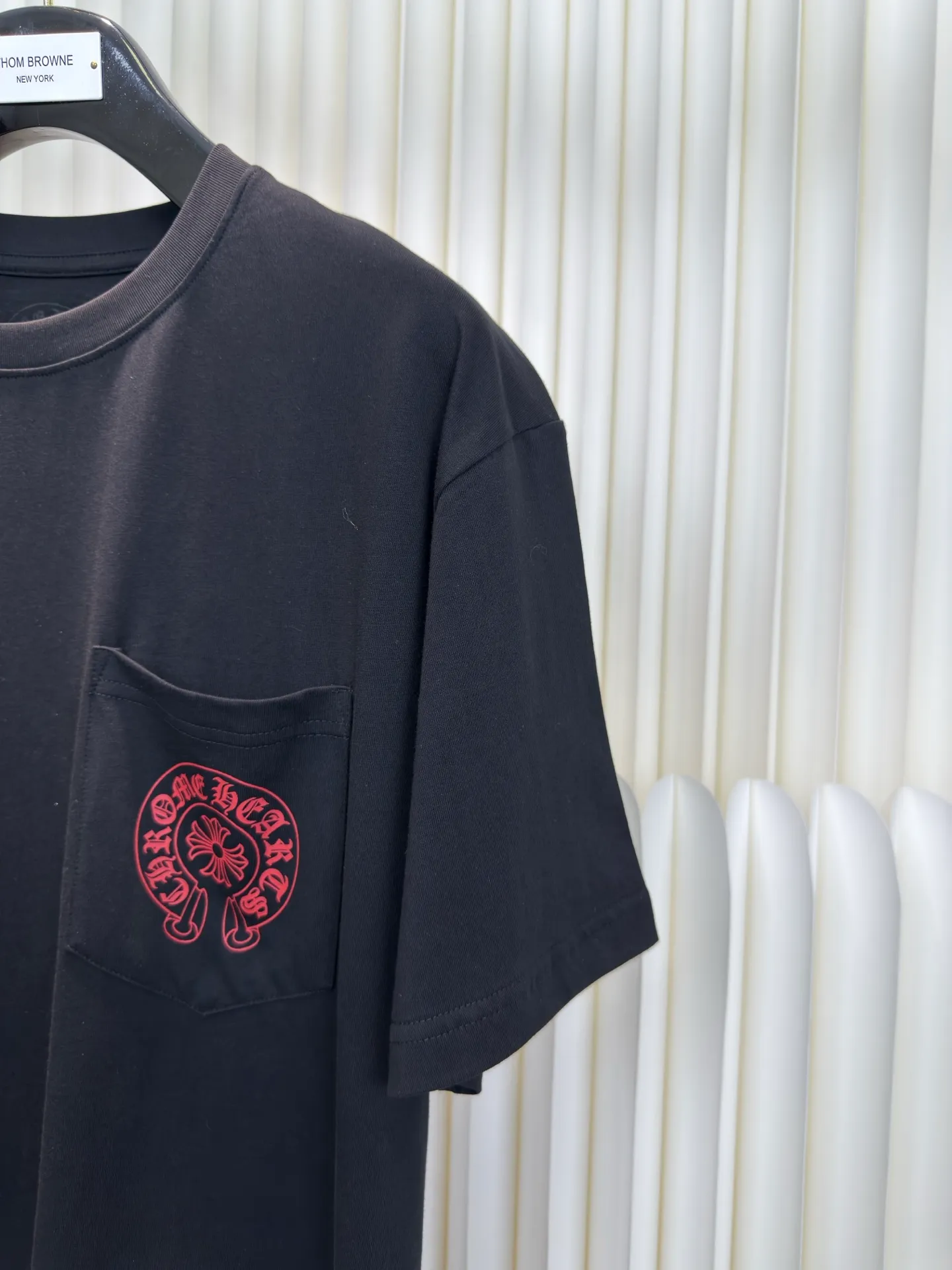 P250 Chrome Hearts comic printed short sleeves. The fabric is made of 26-woven 200g cotton. Printing is very important. The ink used in the original version is beyond the standard printing. General printing factories have no ability to restore it. After running many factories, the time pays off in the end. Size S M L